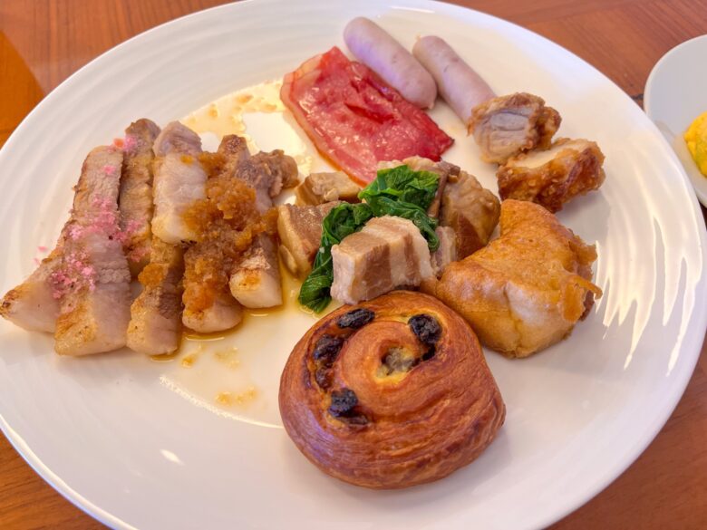 アラマハイナコンドホテル 朝食ビュッフェ もとぶアグーのカットステーキ