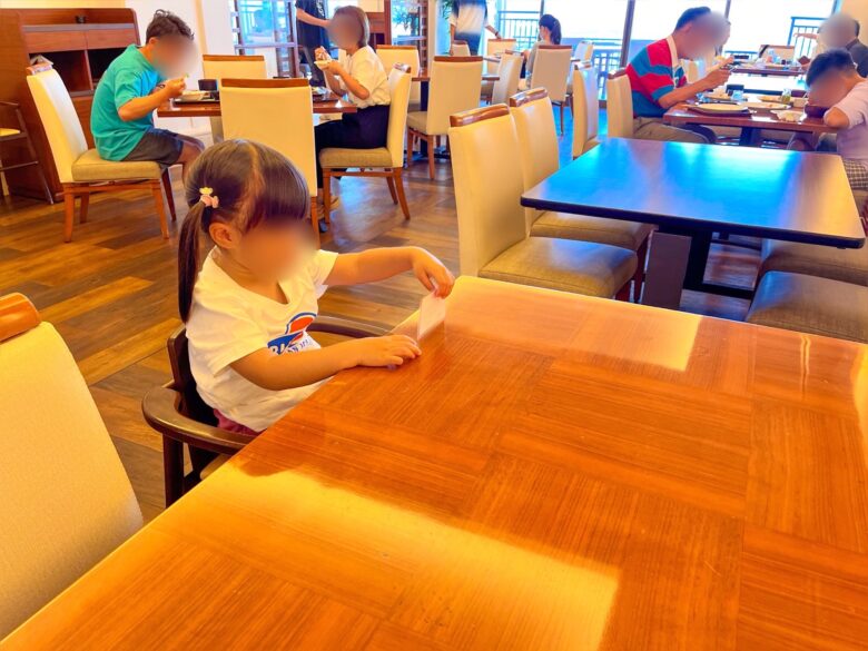アラマハイナコンドホテル やんばるビストロLUANA 子ども椅子