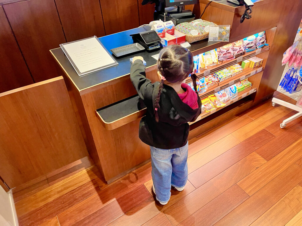 HIYORIオーシャンリゾート沖縄 館内コンビニショップのお菓子売り場